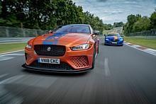 Als Renntaxi am Nürburgring im Einsatz: Jaguar XE SV Project 8 (vorne) und XJR.  Foto: Auto-Medienportal.Net/Jaguar